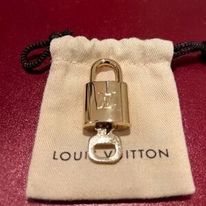 Authentic LV lock and key. Little sack included.